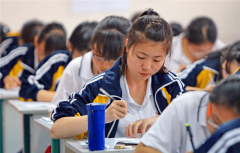 大学取企业共建的智能产线尝试室里