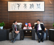 吕培明对卡米那达一行来访暗示 